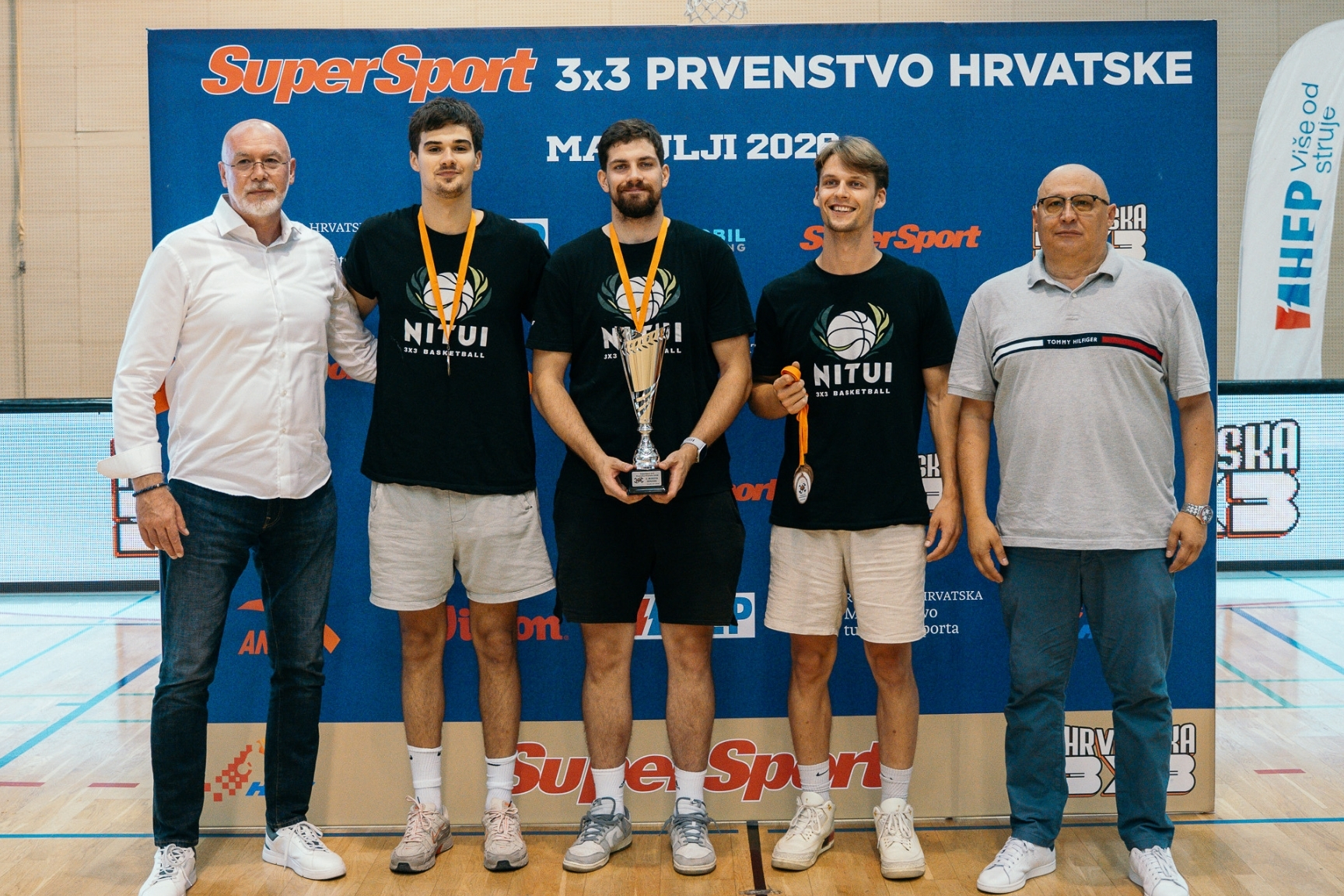 Momčad Nituia s medaljama i peharom nakon naslova U21 prvaka